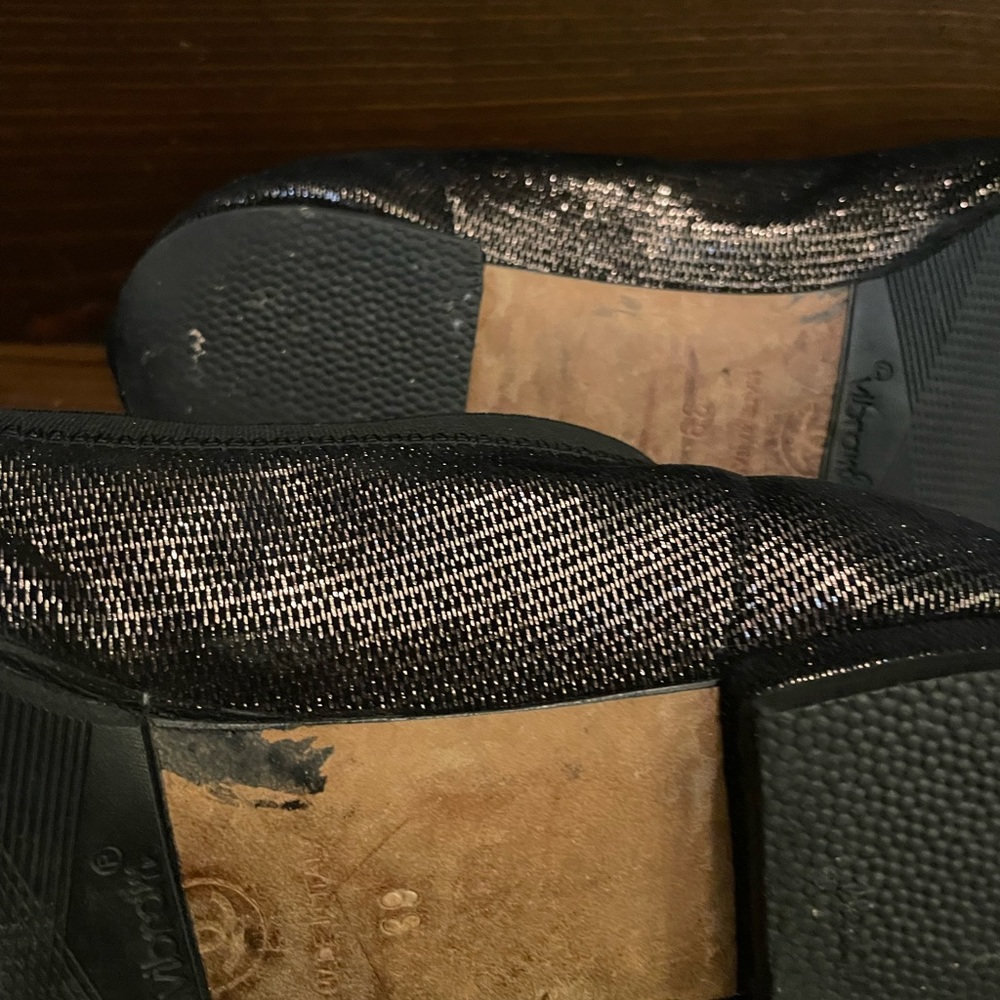 CHANEL Black Flats with Textured Detail - Picture 5 of 5